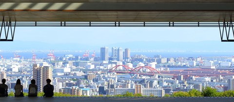 Four students looking at the skyline from Kobe University