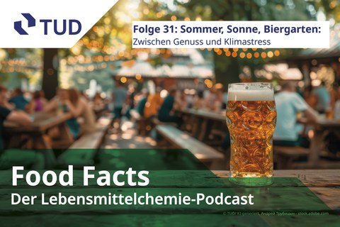 Ein Glas Bier steht auf einem Tisch im Biergarten.