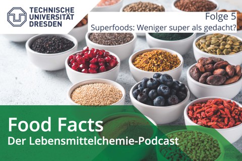 Viele kleine Schalen mit Superfoods wie Heidelbeeren, Granatapfelkernen usw.