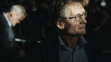 Ben Feringa im Schatten mit beschienenem Gesicht