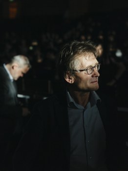 Ben Feringa im Schatten mit beschienenem Gesicht