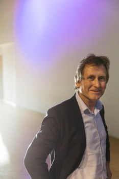 Ben Feringa vor einem mehrfarbigen Strahler