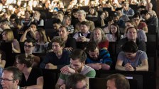 Ben Feringa sitzend vor den Zuschauerreihen im Gespräch mit Prof. Clemens Kirschbaum, Sprecher des Bereichs Mathematik und Naturwissenchaften