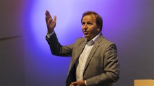 Ben Feringa bei seinem Vortrag vor erleuchteter Kulisse