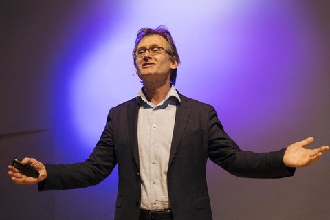 Ben Feringa bei seinem Vortrag vor erleuchteter Kulisse