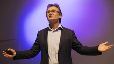 Ben Feringa bei seinem Vortrag vor erleuchteter Kulisse