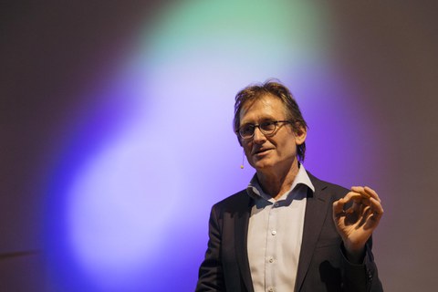 Ben Feringa bei seinem Vortrag vor erleuchteter Kulisse