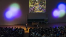 Ben Feringa bei seinem Vortrag vor erleuchteter Kulisse