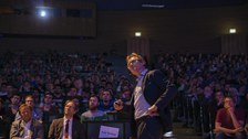 Ben Feringa beim Vortrag vor vollen Zuschauerreihen