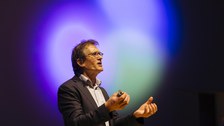 Ben Feringa bei seinem Vortrag vor erleuchteter Kulisse