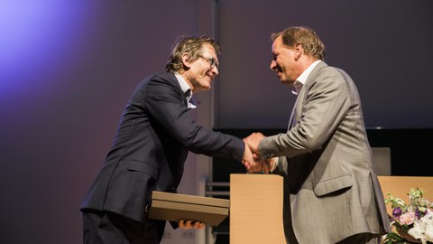 Ben Feringa schüttelt die Hand von Prof. Clemens Kirschbaum, Sprecher des Bereichs Mathematik und Naturwissenschaften, nach dem Vortrag