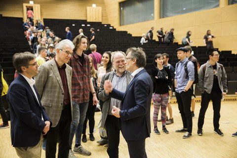 Ben Feringa im Gespräch mit Zuschauern nach dem Vortrag