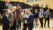 Ben Feringa im Gespräch mit Zuschauern nach dem Vortrag