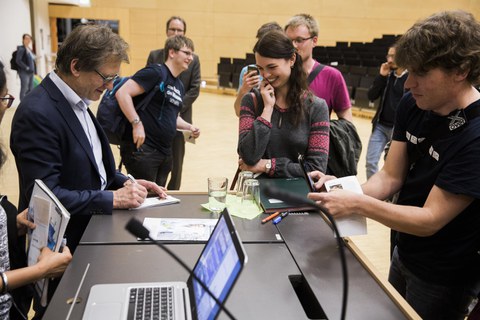 Ben Feringa im Gespräch mit Zuschauern nach dem Vortrag
