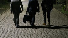 Ben Feringa, Prof. Clemens Kirschbaum und Prof. Hans Georg Krauthäuser gehen nach dem Vortrag bei Nacht durch eine erleuchtete Straße
