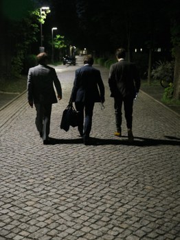 Ben Feringa, Prof. Clemens Kirschbaum und Prof. Hans Georg Krauthäuser gehen nach dem Vortrag bei Nacht durch eine erleuchtete Straße