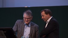 Phyisk-Nobelpreisträger Klaus von Klitzing mit Clemens Kirschbaum, Sprecher des Bereichs Mathematik und Naturwissenschaften