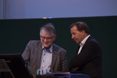 Phyisk-Nobelpreisträger Klaus von Klitzing mit Clemens Kirschbaum, Sprecher des Bereichs Mathematik und Naturwissenschaften
