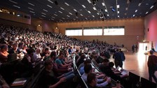 Ein breites Publikum, von Schülern über interessierte Laien bis zum emeritierten Physikprofessor, füllte den gesamten Hörsaal aus.