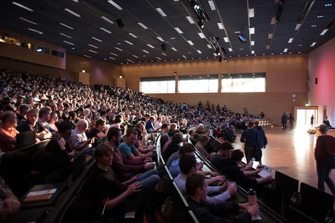 Ein breites Publikum, von Schülern über interessierte Laien bis zum emeritierten Physikprofessor, füllte den gesamten Hörsaal aus.