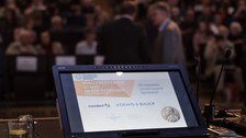Eine Folie zeigt die Sponsoren der Vortragsreihe 2018: novaled, König & Bauer, das Hotel Taschenbergpalais Kempinski und die Gesellschaft von Freunden und Förderern der TU Dresden e.V.