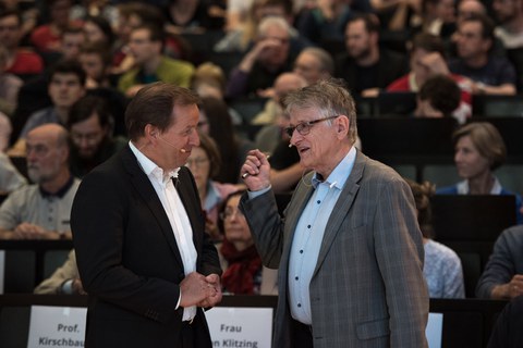 Phyisk-Nobelpreisträger Klaus von Klitzing mit Clemens Kirschbaum, Sprecher des Bereichs Mathematik und Naturwissenschaften