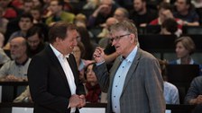 Phyisk-Nobelpreisträger Klaus von Klitzing mit Clemens Kirschbaum, Sprecher des Bereichs Mathematik und Naturwissenschaften