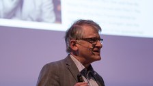 Klaus von Klitzing trug mit Dynamik, Witz und Ausdruckskraft vor.