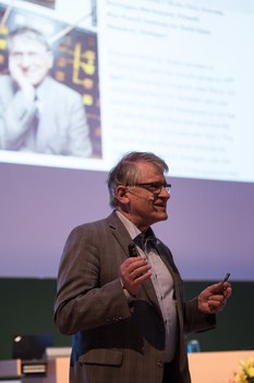 Klaus von Klitzing trug mit Dynamik, Witz und Ausdruckskraft vor.