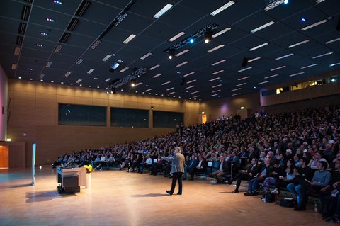 Ein breites Publikum, von Schülern über interessierte Laien bis zum emeritierten Physikprofessor, füllte den gesamten Hörsaal aus.