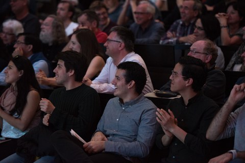 Ein breites Publikum, von Schülern über interessierte Laien bis zum emeritierten Physikprofessor, füllte den gesamten Hörsaal aus.