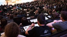 Ein breites Publikum, von Schülern über interessierte Laien bis zum emeritierten Physikprofessor, füllte den gesamten Hörsaal aus.