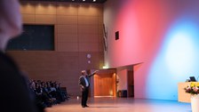 Klaus von Klitzing trug mit Dynamik, Witz und Ausdruckskraft vor.
