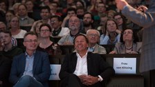 Ein breites Publikum, von Schülern über interessierte Laien bis zum emeritierten Physikprofessor, füllte den gesamten Hörsaal aus.