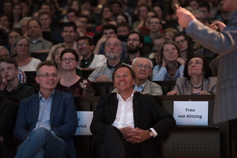 Ein breites Publikum, von Schülern über interessierte Laien bis zum emeritierten Physikprofessor, füllte den gesamten Hörsaal aus.