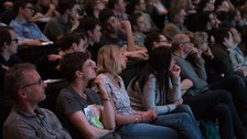 Ein breites Publikum, von Schülern über interessierte Laien bis zum emeritierten Physikprofessor, füllte den gesamten Hörsaal aus.