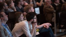 Ein breites Publikum, von Schülern über interessierte Laien bis zum emeritierten Physikprofessor, füllte den gesamten Hörsaal aus.