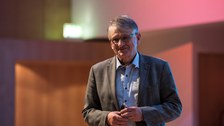 Klaus von Klitzing trug mit Dynamik, Witz und Ausdruckskraft vor.