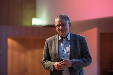 Klaus von Klitzing trug mit Dynamik, Witz und Ausdruckskraft vor.