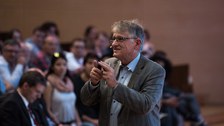 Klaus von Klitzing trug mit Dynamik, Witz und Ausdruckskraft vor.