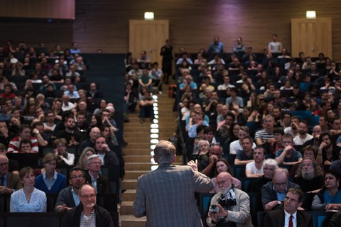 Ein breites Publikum, von Schülern über interessierte Laien bis zum emeritierten Physikprofessor, füllte den gesamten Hörsaal aus.