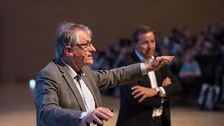 Phyisk-Nobelpreisträger Klaus von Klitzing mit Clemens Kirschbaum, Sprecher des Bereichs Mathematik und Naturwissenschaften