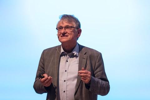 Klaus von Klitzing trug mit Dynamik, Witz und Ausdruckskraft vor.
