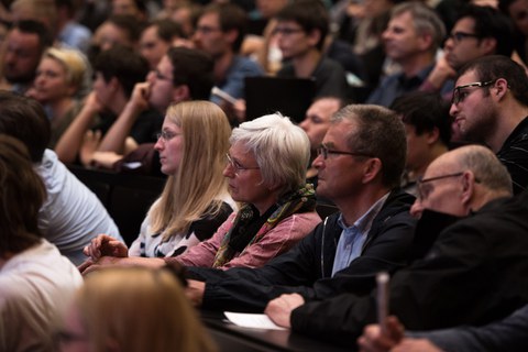 Ein breites Publikum, von Schülern über interessierte Laien bis zum emeritierten Physikprofessor, füllte den gesamten Hörsaal aus.