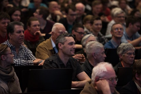 Ein breites Publikum, von Schülern über interessierte Laien bis zum emeritierten Physikprofessor, füllte den gesamten Hörsaal aus.