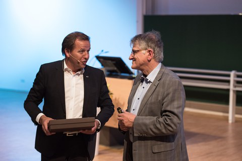 Prof. Clemens Kirschbaum überreicht Klaus von Klitzing als Dankeschön für den Vortrag und Gastgeschenk Meißner Porzellan
