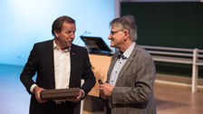 Prof. Clemens Kirschbaum überreicht Klaus von Klitzing als Dankeschön für den Vortrag und Gastgeschenk Meißner Porzellan