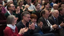 Ein breites Publikum, von Schülern über interessierte Laien bis zum emeritierten Physikprofessor, füllte den gesamten Hörsaal aus.