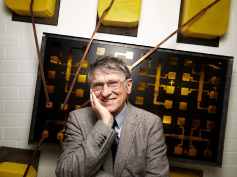 Physik-Nobelpreisträger Klaus von Klitzing vor einem Kunstwerk zum Quantum-Hall-Effekt