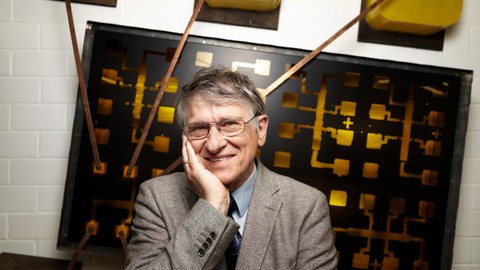 Physik-Nobelpreisträger Klaus von Klitzing vor einem Kunstwerk zum Quantum-Hall-Effekt